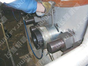 ͨ��Һ����˨�������F��ʹ�ÈD